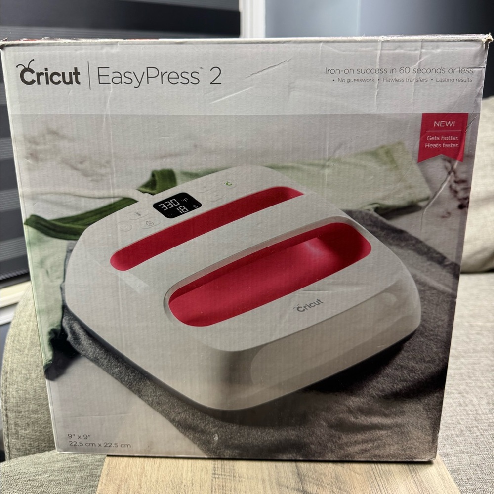 Cricut  EasyPress 2 Size 9x9 Heat Press Machine in raspberry